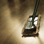 Immagine di un pavimento bagnato mentre si utilizza acqua fredda per la pulizia, evidenziando potenziali danni.