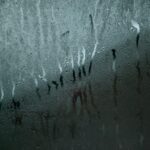 Immagine che illustra un deumidificatore in azione in una stanza moderna e luminosa.