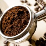 Fondi di caffè in un contenitore, pronti per essere utilizzati come concime naturale.