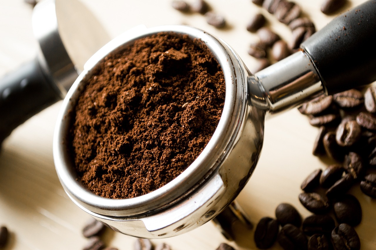 Fondi di caffè in un contenitore, pronti per essere utilizzati come concime naturale.