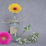 Bouquet di gerbere colorate per matrimonio moderno: tonalità vivaci e low cost ideali per luglio.