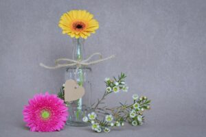 Bouquet di gerbere colorate per matrimonio moderno: tonalità vivaci e low cost ideali per luglio.