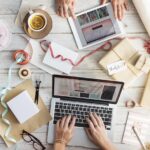 Lista nozze digitale aggiornata, simbolo di modernità e praticità per matrimoni estivi.