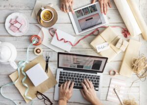 Lista nozze digitale aggiornata, simbolo di modernità e praticità per matrimoni estivi.