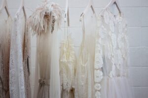 Abito da sposa 2026 con dettagli moderni e tessuti economici, esemplifica le micro-tendenze attuali.