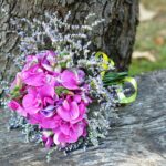 Bouquet da sposa con fiori freschi di stagione, elegante e profumato, ideale per matrimoni estivi.