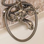 Immagine di un bagno pulito con rimedi naturali per rimuovere il calcare.