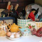 Cinque oggetti disordinati in un ambiente domestico, contrastanti con una casa perfettamente organizzata.