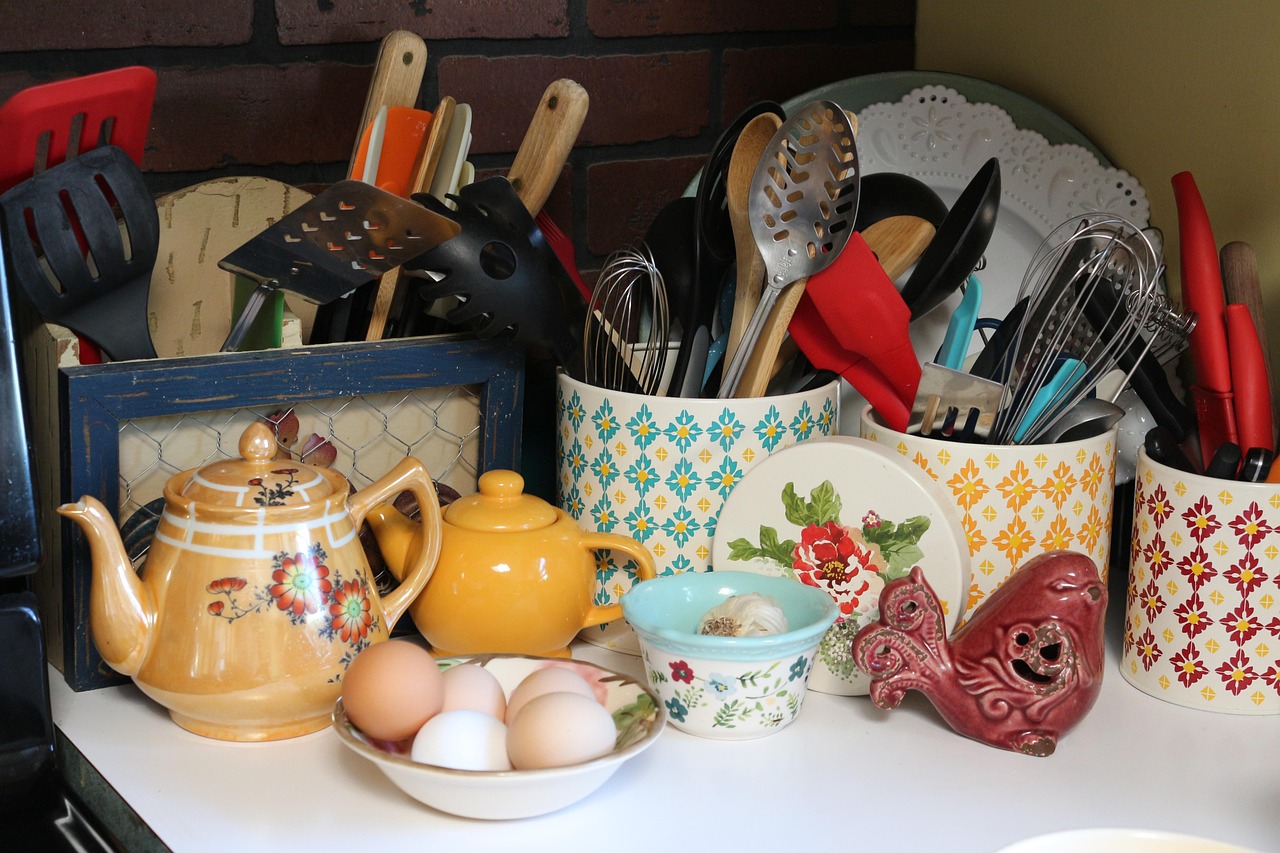 Cinque oggetti disordinati in un ambiente domestico, contrastanti con una casa perfettamente organizzata.