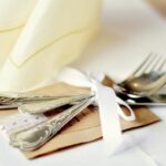 Due piatti primaverili adatti a ospiti con allergie alimentari per un matrimonio.