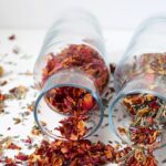 Ingredienti naturali per profumare casa: agrumi, erbe e spezie in un ambiente accogliente.